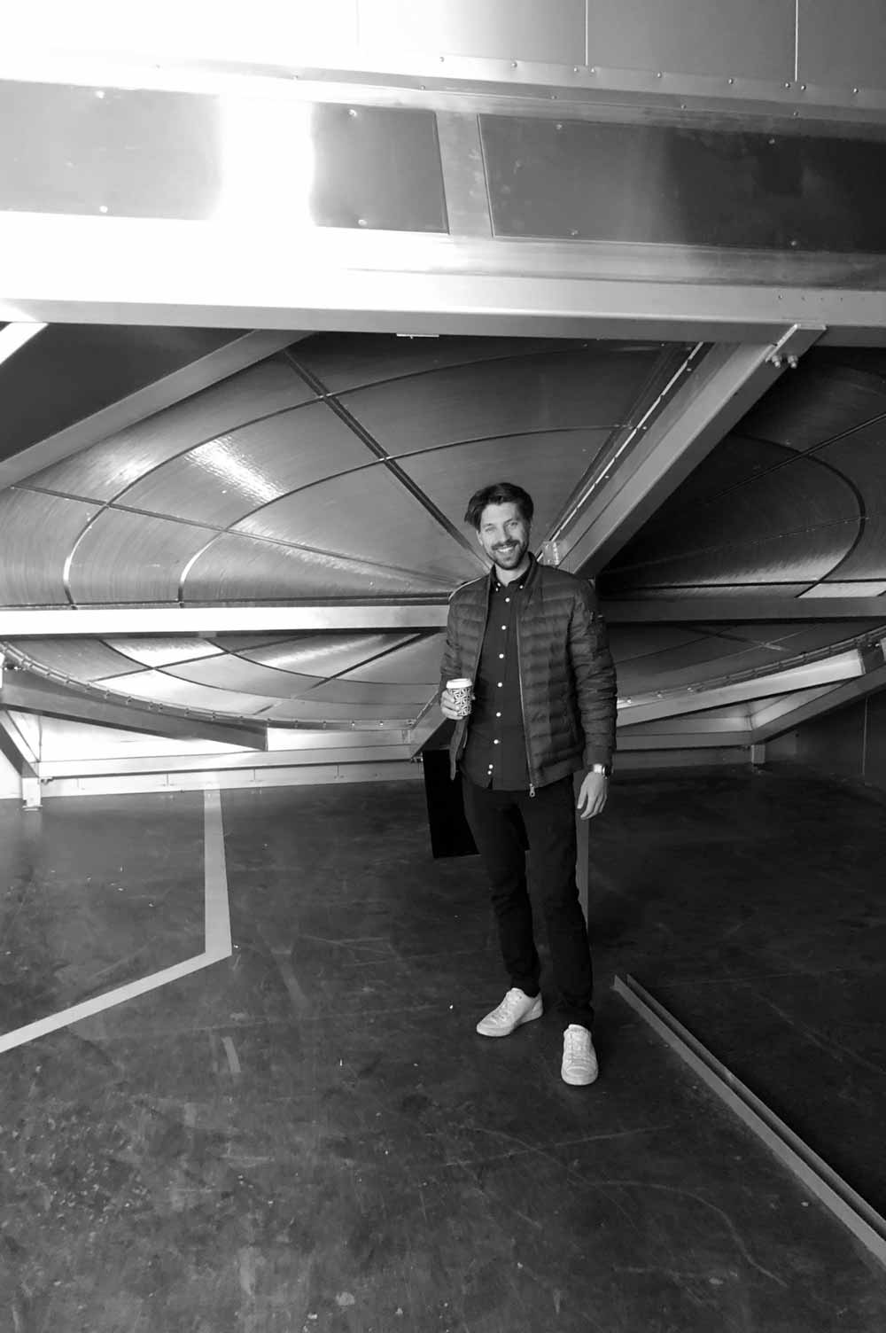 En man i ett fläktrum.