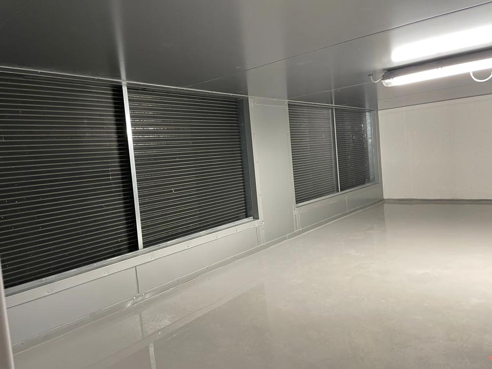 En man håller upp en stor kub